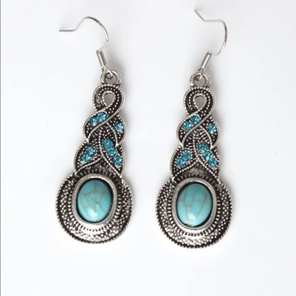 Boutique vintage look necklace earring set - Picture 3 of 3